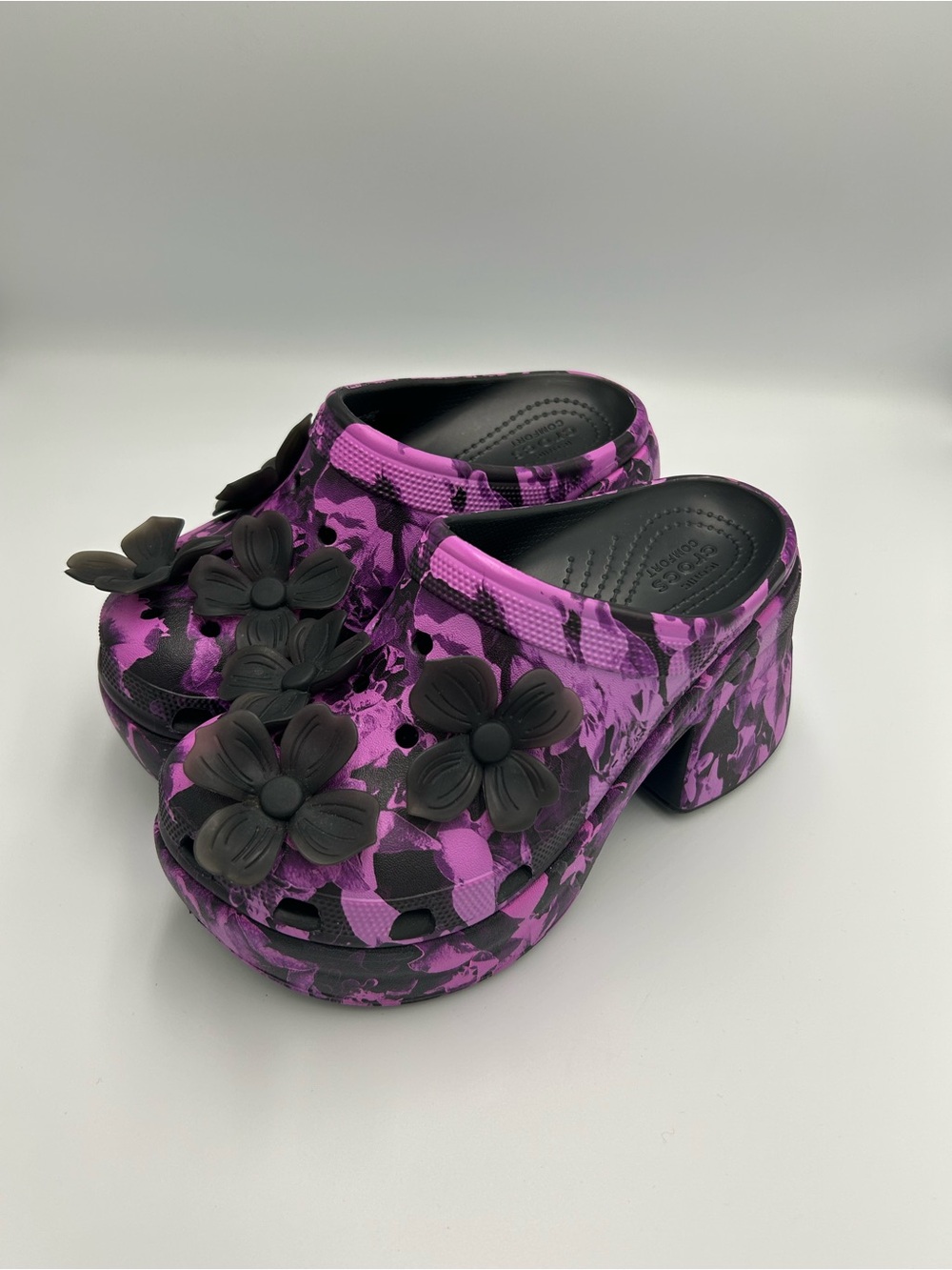 Crocs Siren Hyper Floral Clogs Platform Purple Black Flower Charms Sz 6 Limited